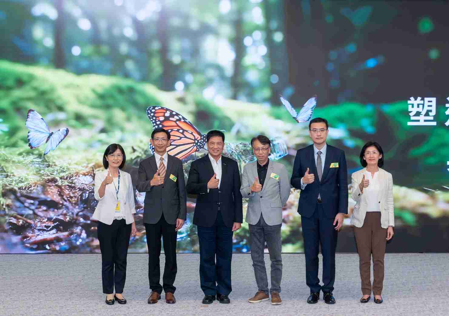 友達2023 CSR共榮大會，，，，邀請領域專家分享交流生物多樣性管理趨勢、、、無塑產品、、、、海廢永續塑料等議題  （圖左到右：友達光電永續長古秀華、、、、3M台灣技術長陳君杰、、、、友達光電董事長暨集團策略長彭双浪、、、光寶科技企業永續發展處處長陳慶暉、、、、安永聯合會計師事務所執業會計師曾于哲、、友達光電供應鏈總部副總經理吳宜芳）