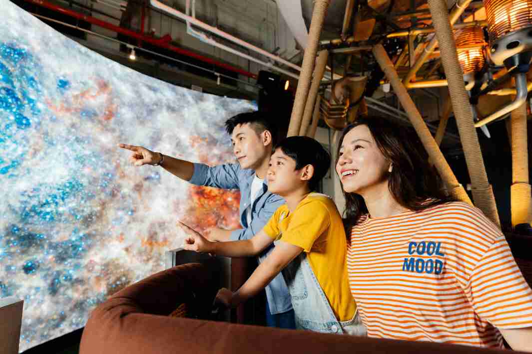 开云电子打造全台最大宽6公尺、、、高4公尺、、、唯一搭载LED弧形拼接显示屏的动感飞行船，，，，让乘客驻足在热气球上，，，享受身历其境的伪出国旅游乐趣