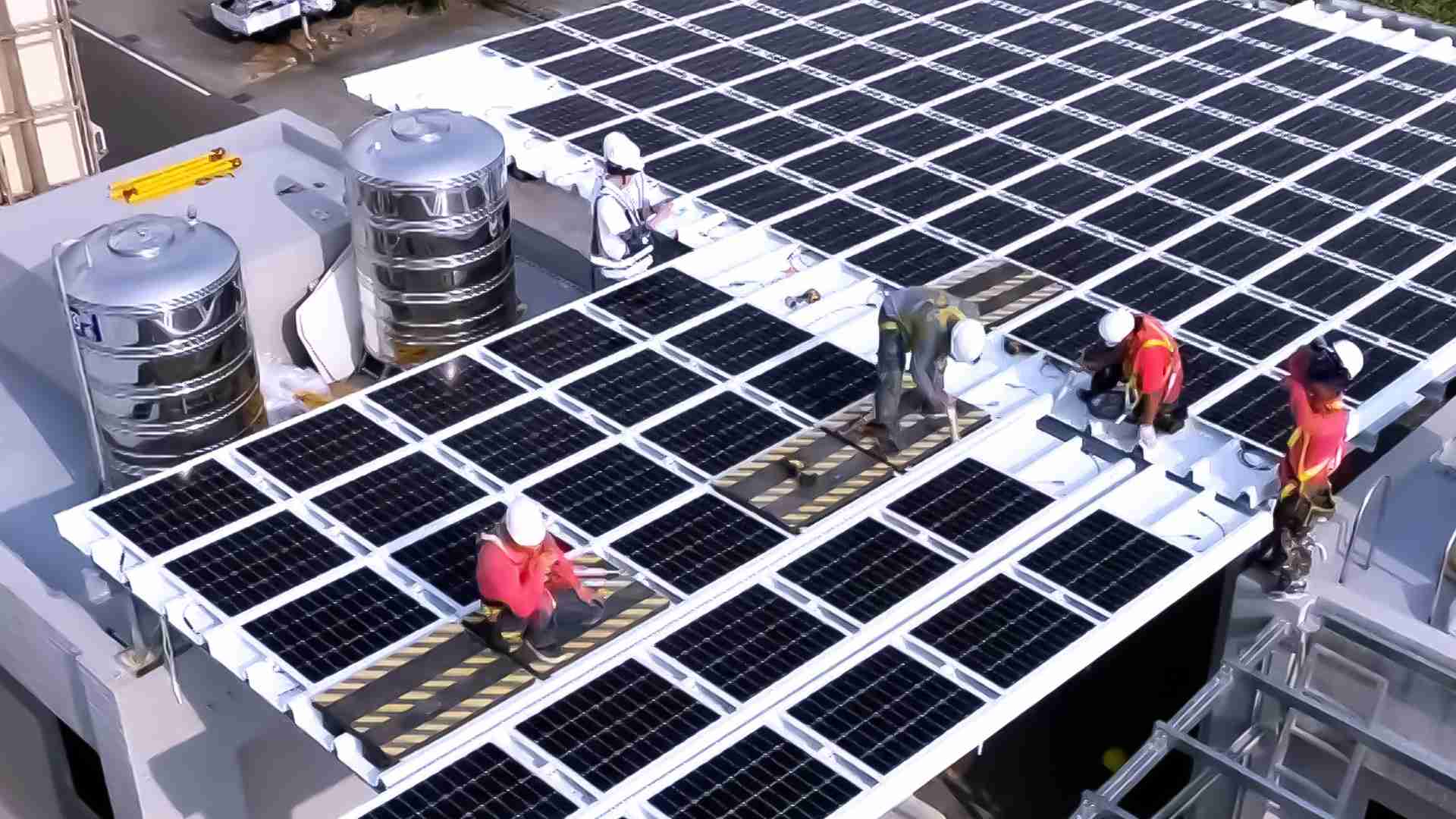 开云电子着力于替代能源之技术研发，，，如光电浪板的相关制程、、设备与产品，，其中所开发之光电整合型浪板，，，减少传统金属支架安装，，，更提升耐候度，，可广泛运用于多元场域，，，，并辅助建筑达到净零碳排目标