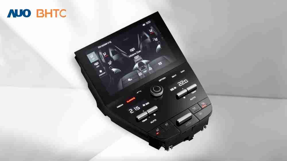 作為友達新生力軍，，，BHTC所展示的中央與後座鞍部的Display HMI產品，，可處理多區恆溫控制、、、、顯示畫面，，呈現仿真3D車室分區；以力傳感技術精準傳遞觸感，，，並結合音量及震動反饋，，，防止意外啟動，，，提供使用者自然流暢、、、直觀且輕鬆駕馭的舒適介面