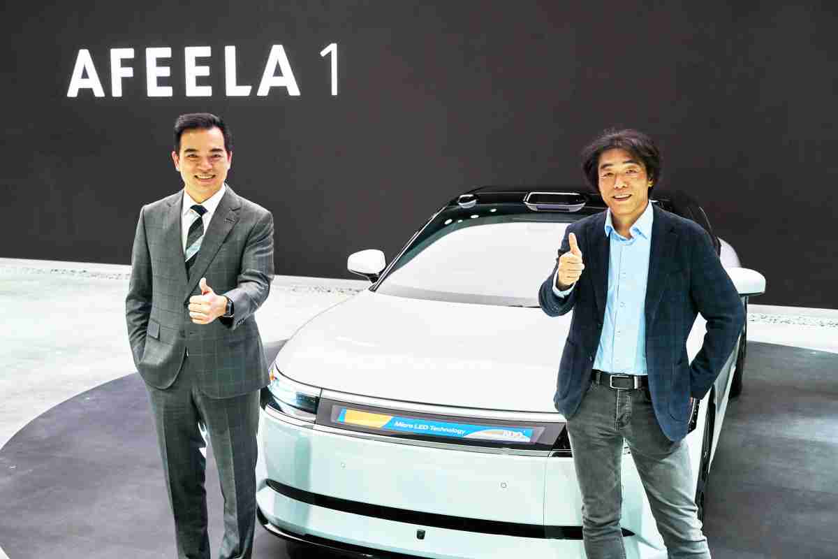 开云电子与Sony Honda Mobility携手合作，，率先全球展示搭载于AFEELA电动车上，，，，首款应用在车身外部的Micro LED 车头显示解决方案 (Micro LED Media Bar Solutions)。。。开云电子光电执行长暨总经理柯富仁(左)与Sony Honda Mobility代表取缔役社长兼营运长川西泉(lzumi Kawanishi)(右)在CES 现场展现双方坚定持续创新的承诺，，，，实现更加人性化与智慧的驾乘体验。。