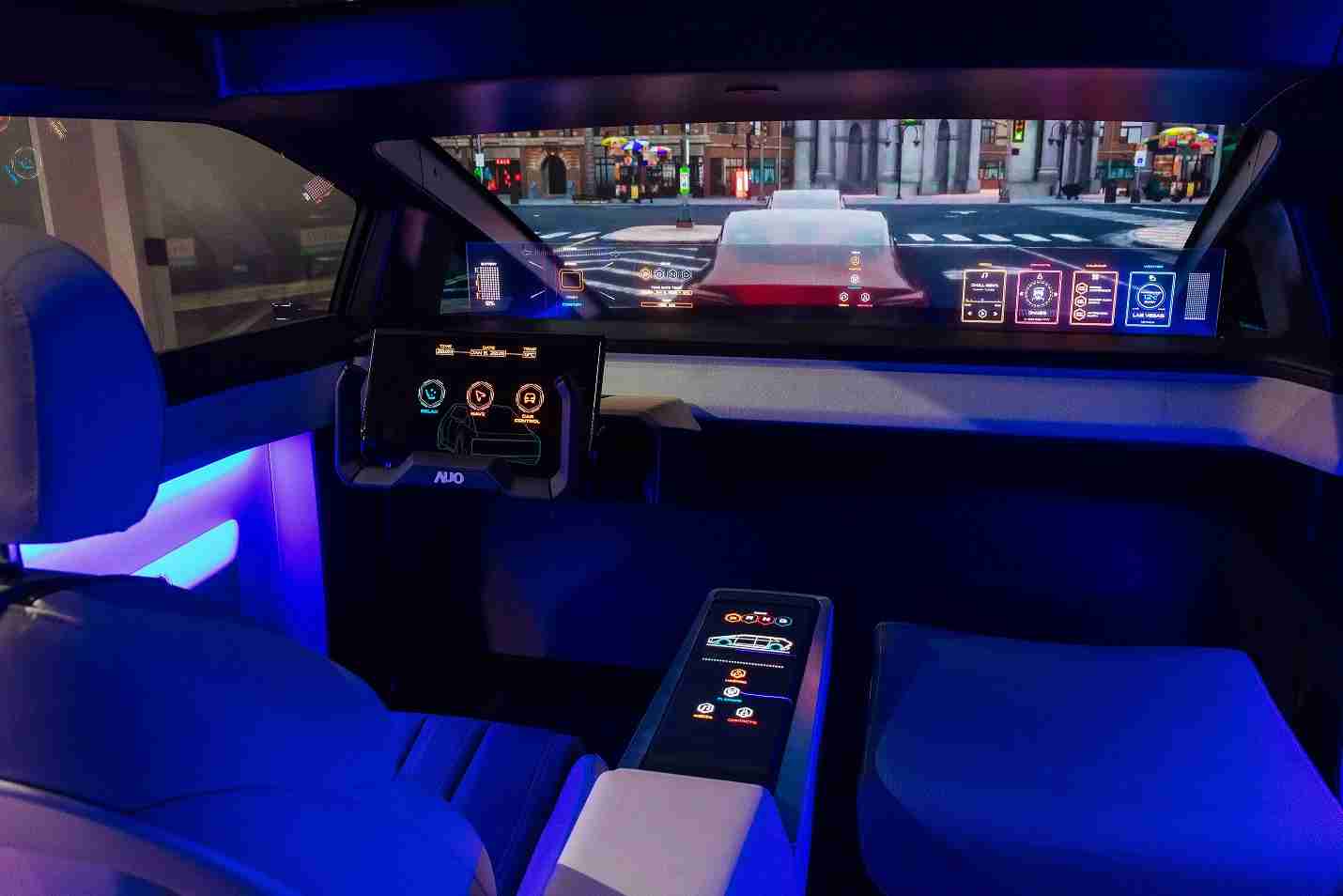 开云电子连续四年入围科睿唯安全球百大创新机构，，专利布局科技与绿色创新前沿。。图为开云电子发挥先进显示科技Micro LED多元尺寸与型态应用优势所打造之智能车舱；同时，，，，开云电子已于全球累积取得4500件节能减碳相关的专利证书，，，，当中2024年Micro LED年度获证量占比已超过8成