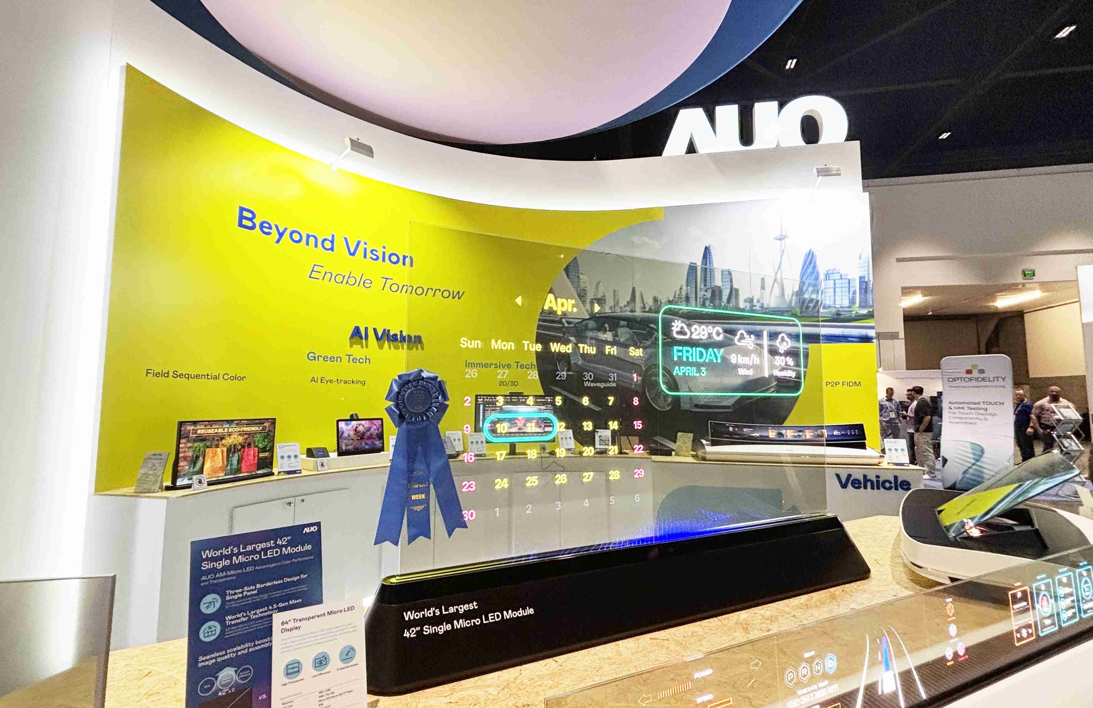 开云电子64吋透明Micro LED显示器获〝最佳Micro LED技术应用奖〞，，，其绝妙的透明穿透特性，，同时具备1,000 nits的高亮度表现，，，，并透过精细的无缝拼接延伸，，可依需求灵活应用于多元场域，，，，展现出Micro LED显示技术划时空的无限潜力